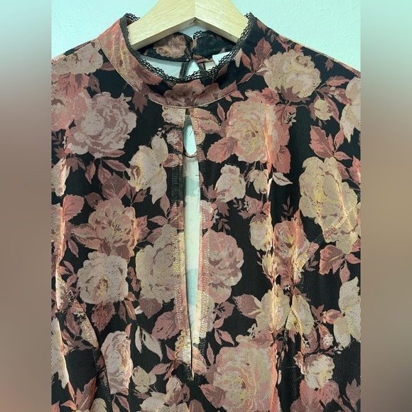 Coco + Jaimeson Floral Mesh Floral Print Top Size Large - Picture 6 of 7